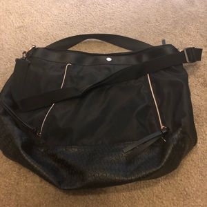 Carrie Underwood workout bag.